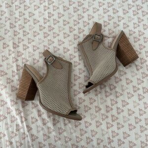 🚨FINAL SALE🚨 KELSI DAGGER Brooklyn Goya Perforated Heel in Grey Suede Block Heel